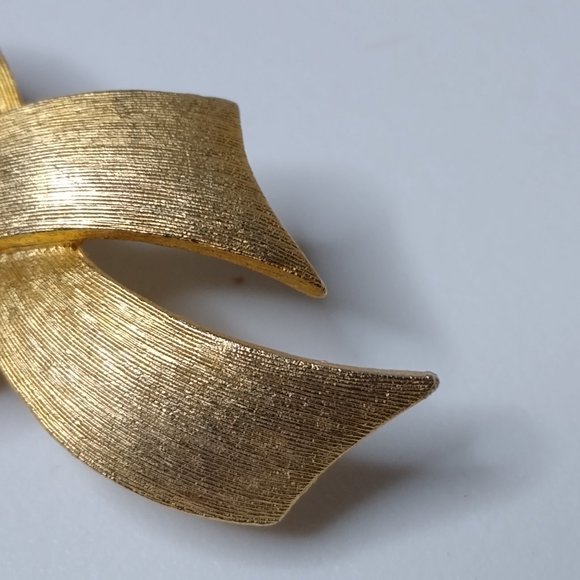 Vintage JJ Faux Pearl And Metal Ribbon Brooch - Picture 6 of 15